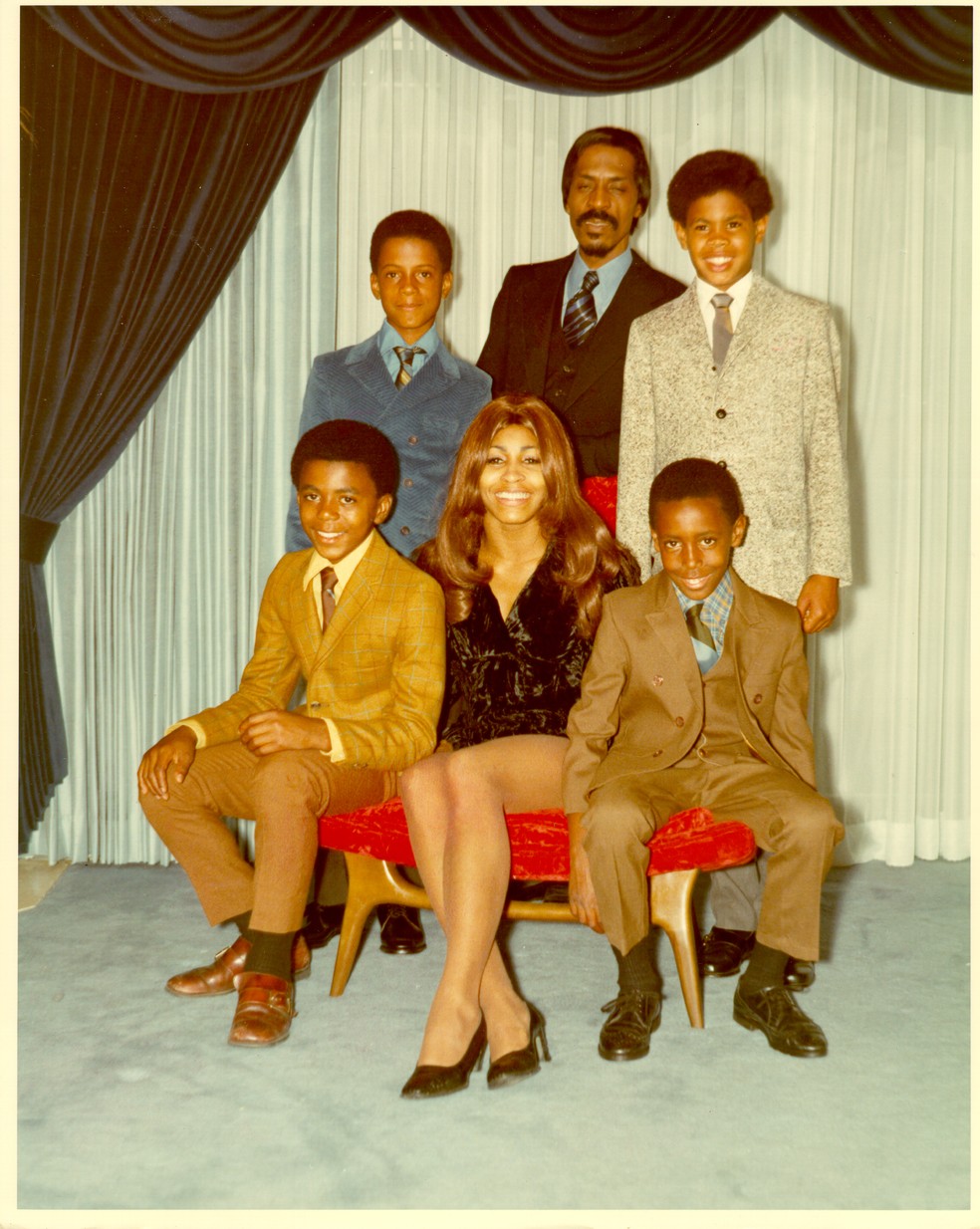 Ike e Tina Turner posam para um retrato de 1972 com seus filhos. No sentido horário, do canto inferior esquerdo: Michael Turner, Ike Turner, Jr., Ike Turner, Craig Hill e Ronnie Turner — Foto: Getty Images