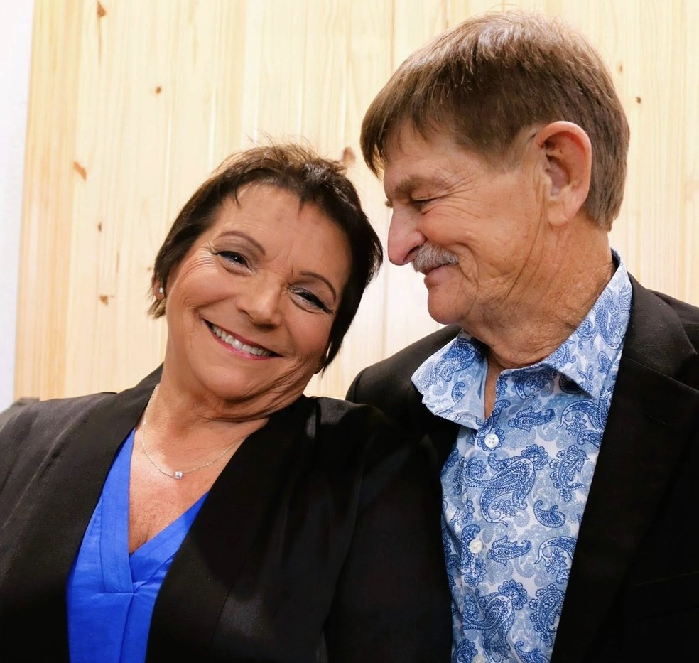 Deb Proctor com o seu novo marido, Richard Hanson. Eles casaram em 2024 — Foto: Reprodução: Facebook