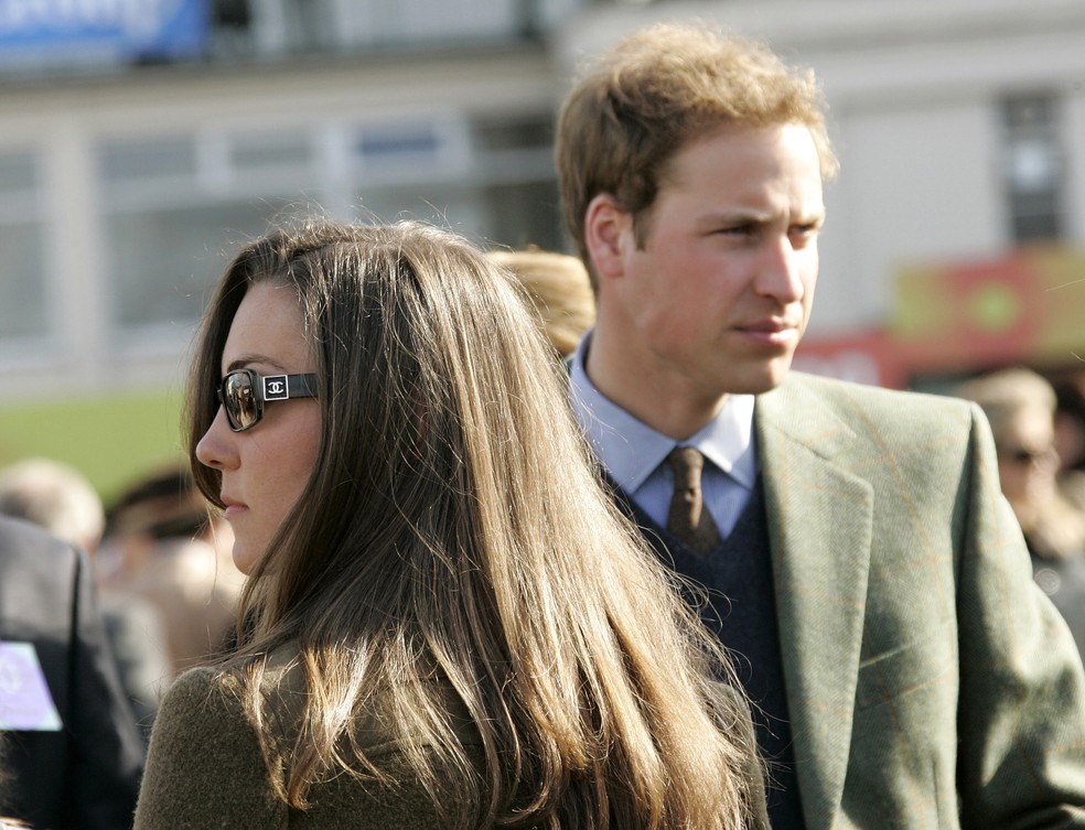 O Príncipe William e a Princesa Kate Middleton quando ainda eram namorados, em foto de 2007 — Foto: Getty Images