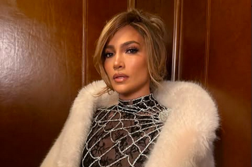 A atriz Jennifer Lopez com o look usado por ela no lançamento de O Beijo da Mulher-Aranha (2025) — Foto: Instagram