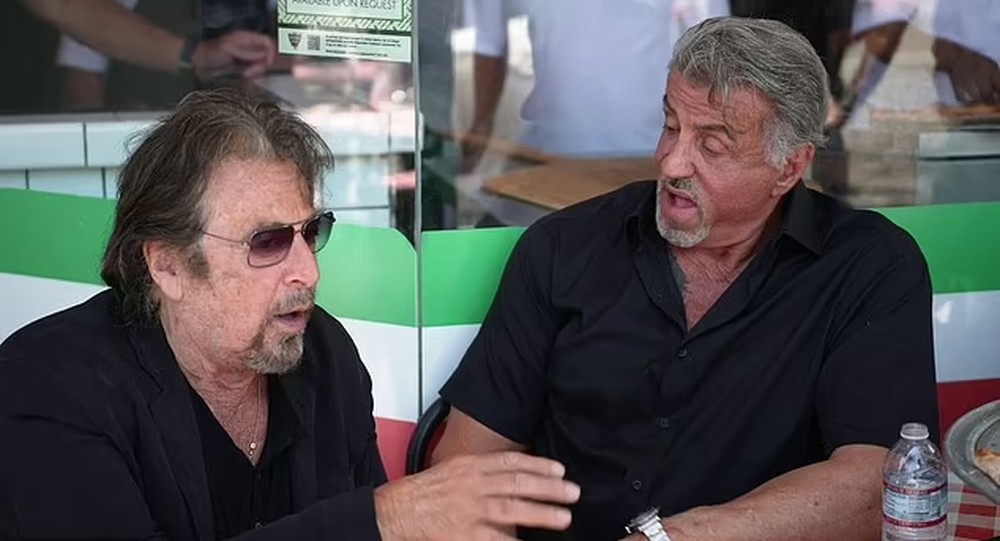 Stallone tenta ensinar Al Pacino a fazer selfie com celular