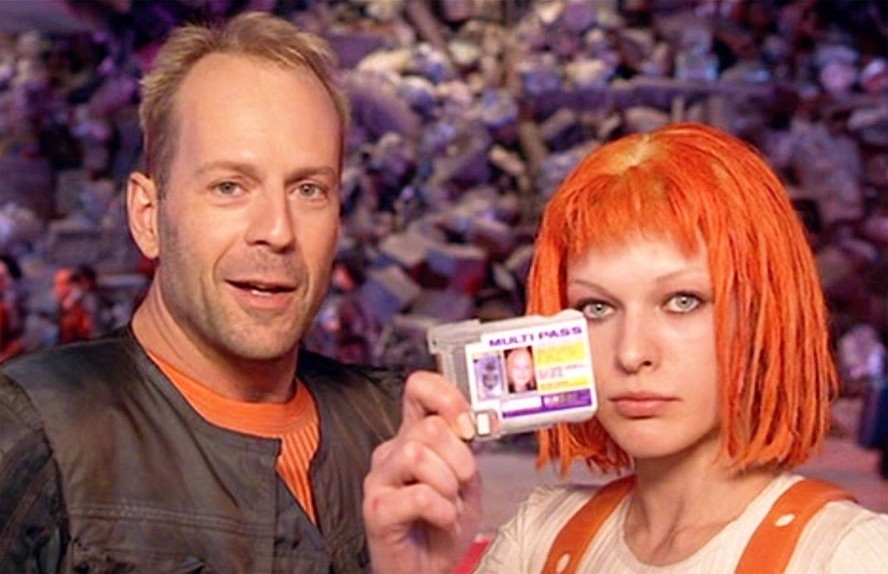 Bruce Willis e Milla Jovovich em cena de O Quinto Elemento, de 1997