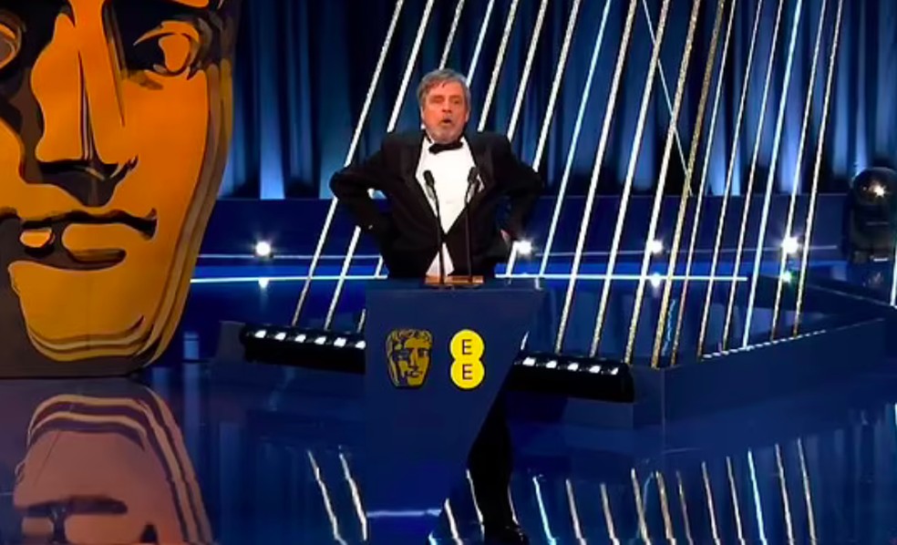 O ator Mark Hamill levantando as calças após acidente com sua vestimenta durante o BAFTA de 2025 — Foto: Reprodução