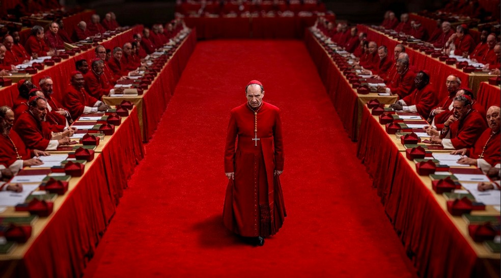 O ator Ralph Fiennes em material de divulgação de Conclave (2024) — Foto: Divulgação