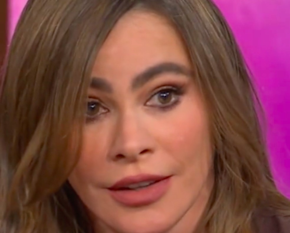 Sofía Vergara irritada no programa de Kelly Clarkson — Foto: Reprodução