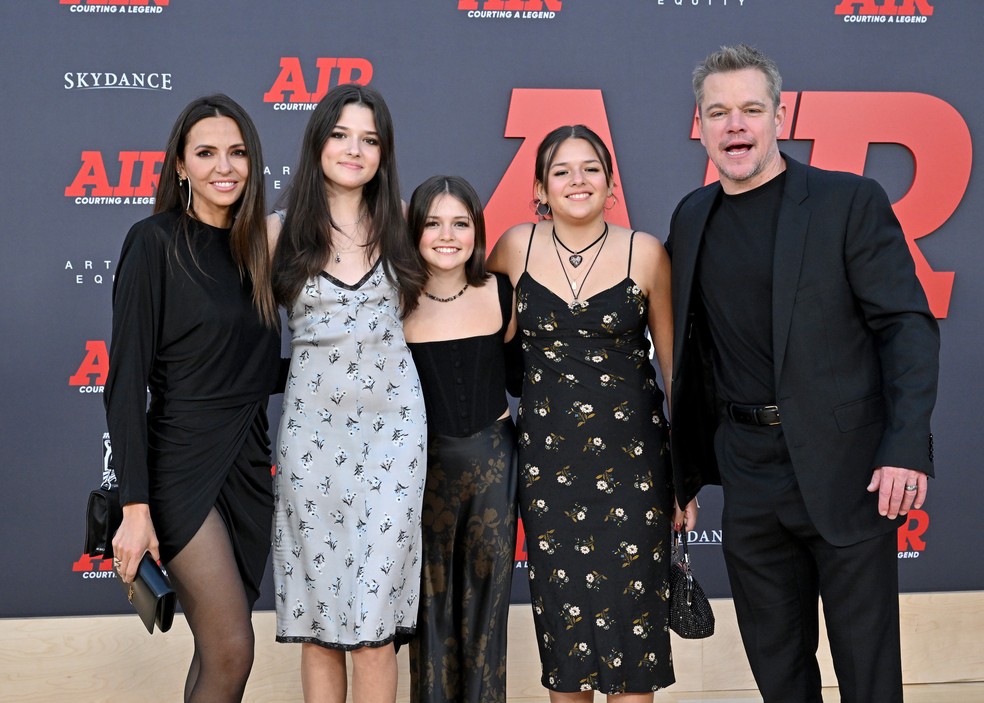 Matt Damon e Luciana Barroso com as três filhas dos dois — Foto: Getty Images