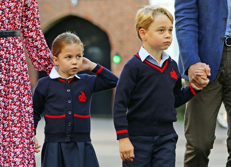 Kate Middleton e William levam Charlotte e George para a escola — Foto: Getty