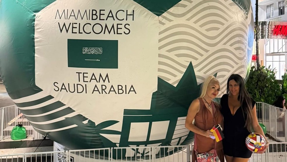 Claudia Romani com a amiga acompanhando a Copa do Mundo 2026 direto dos EUA — Foto: Reprodução/Instagram