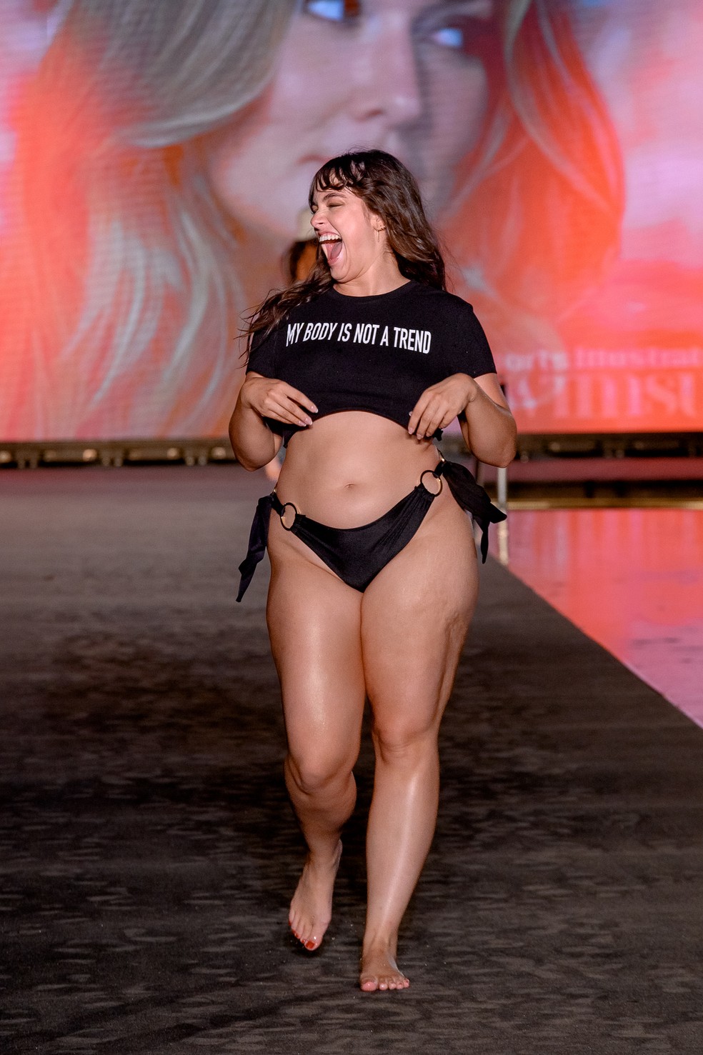 Sixtine Rouyre no desfile da Sporst Illustrated na Miami Swim Week — Foto: getty