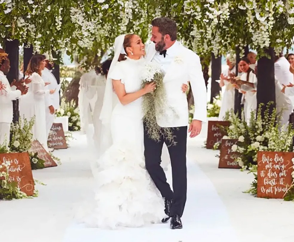 Jennifer Lopez e Ben Affleck em seu casamento em 2022 — Foto: Divulgação