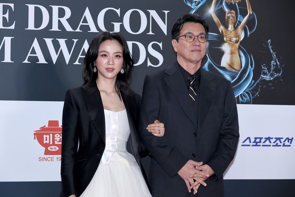 A atriz Tang Wei e o marido, o cineasta Kim Tae-Yong, em red carpet de festival de cinema na Coréia do Sul em novembro de 2024 — Foto: Getty Images
