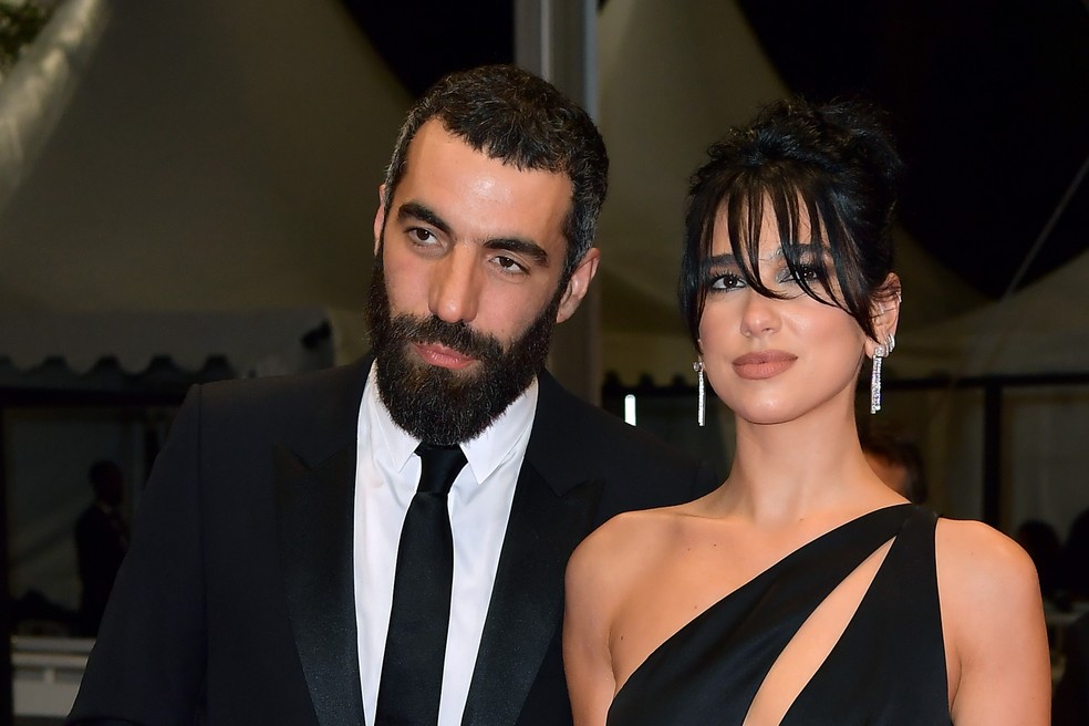Dua Lipa termina namoro curtíssimo com cineasta francês 14 anos mais