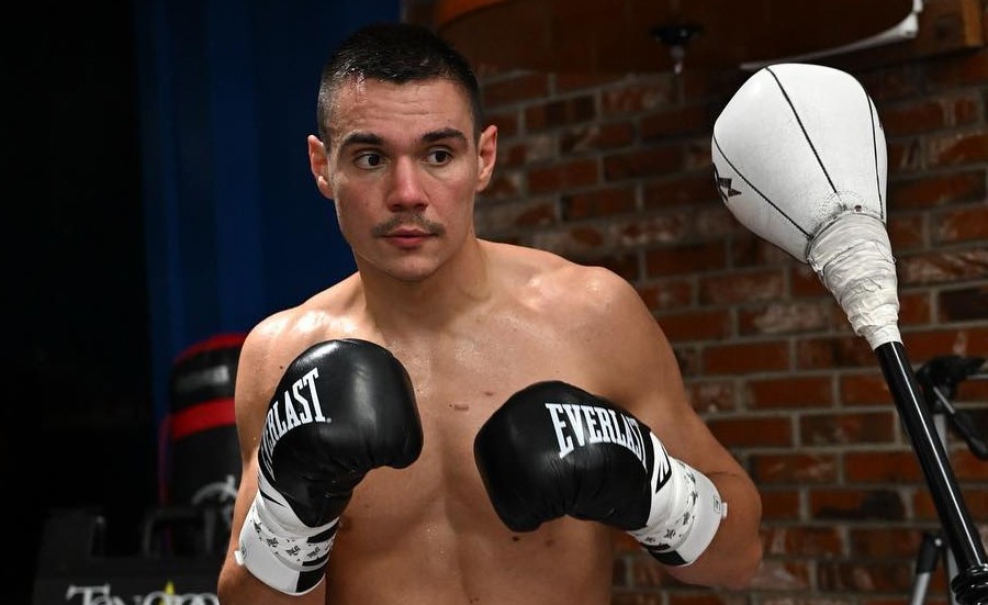 Campeão mundial de boxe passa por cirurgia de emergência após ataque de cão