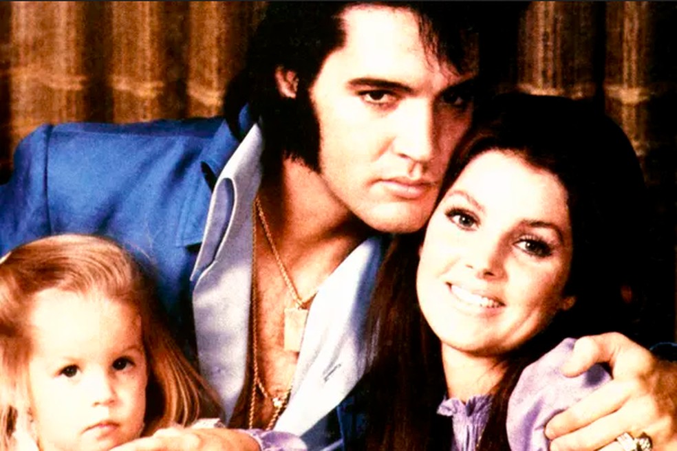 Elvis Presley (1935-1977) com a então esposa Priscilla e a filha Lisa-Marie (1968-2023) em foto de 1970 — Foto: Getty Images