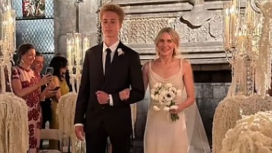 Filho 'gigante' de 16 anos leva Naomi Watts até o altar em segundo casamento com ator