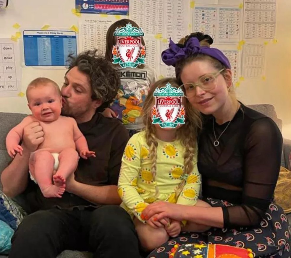 Jessie Cave, Alfie Brown e três de seus quatro filhos, em 2021. O casal prefere não divulgar o rosto das crianças mais velhas. — Foto: Reprodução | Instagram