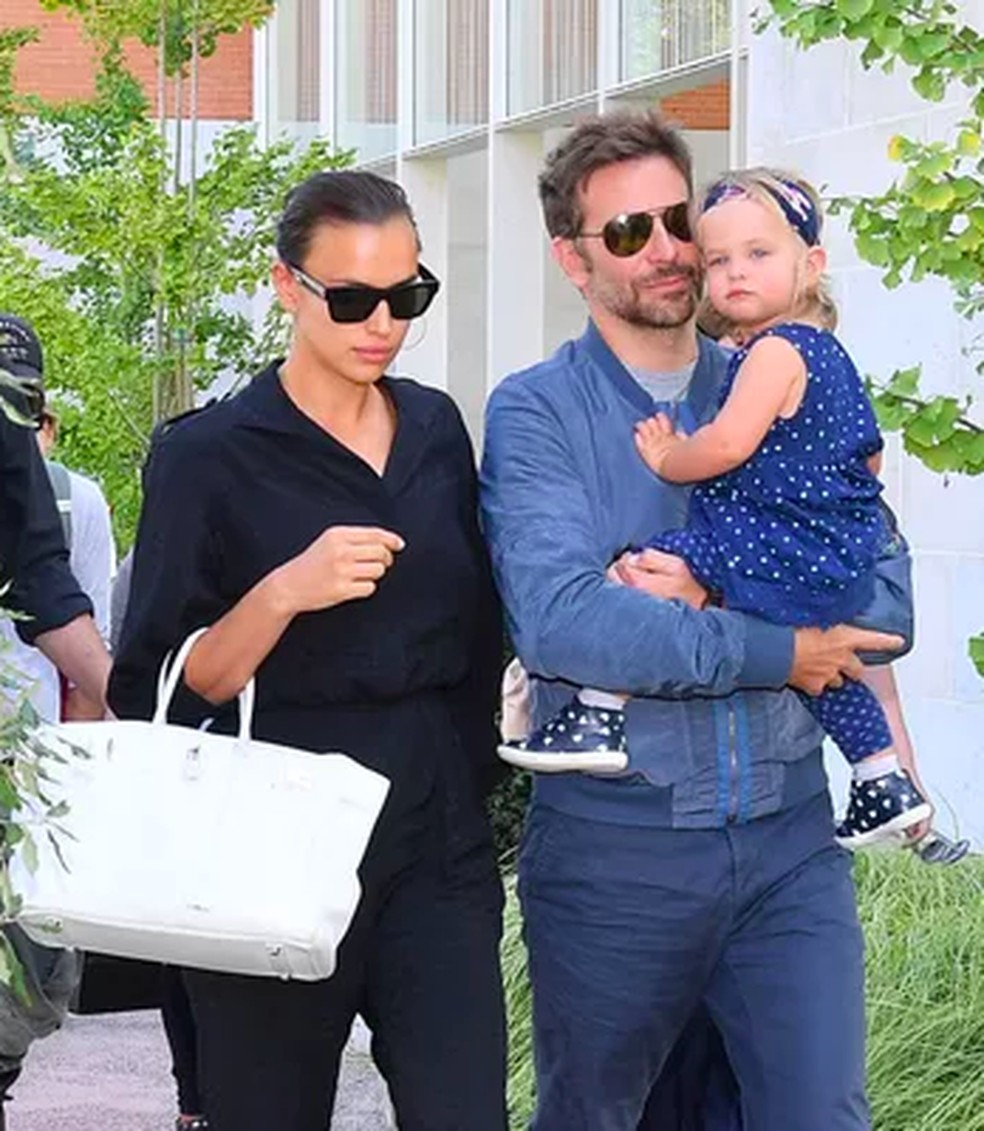 Irina Shayk, Bradley Cooper e a filha — Foto: Getty Images