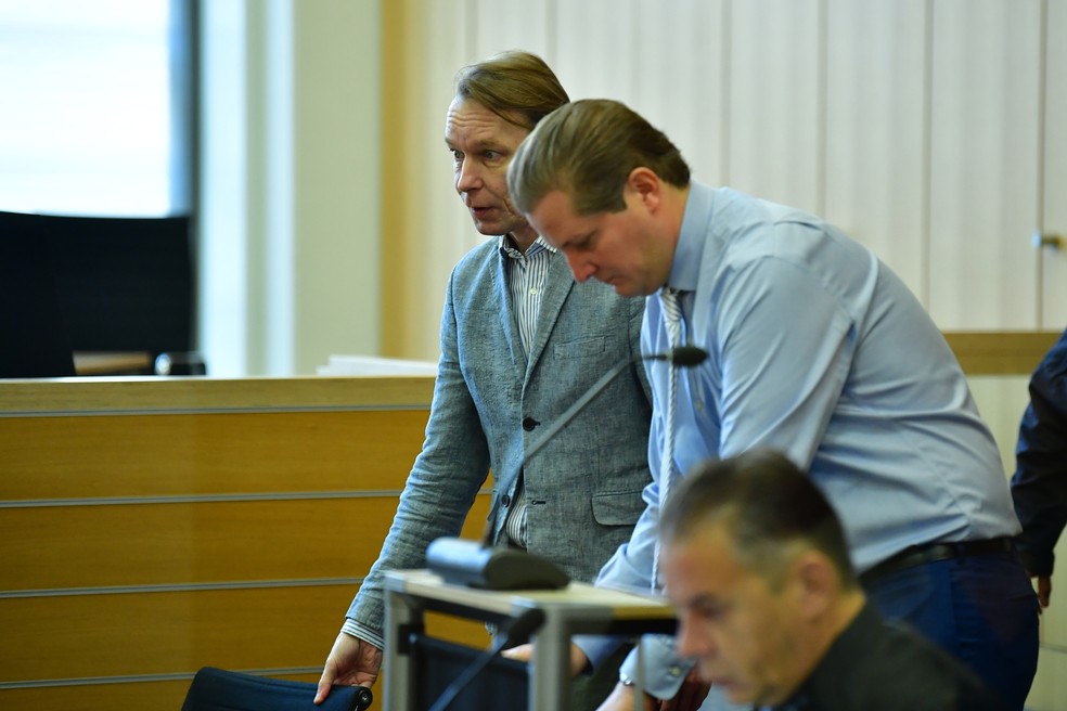 O pedófilo Christian Brueckner, de terno cinza, em seu julgamento, na Alemanha — Foto: Getty