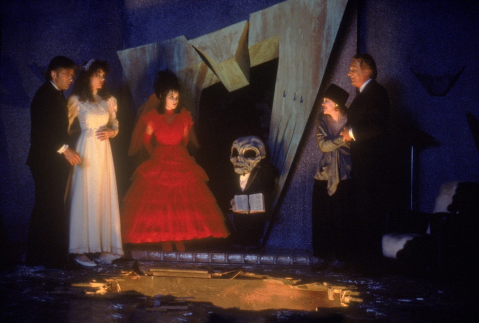Cena de 'Os Fantasmas Se Divertem', de Tim Burton com Catherine O'Hara, Geena Davis e Winona Ryder. — Foto: Divulgação