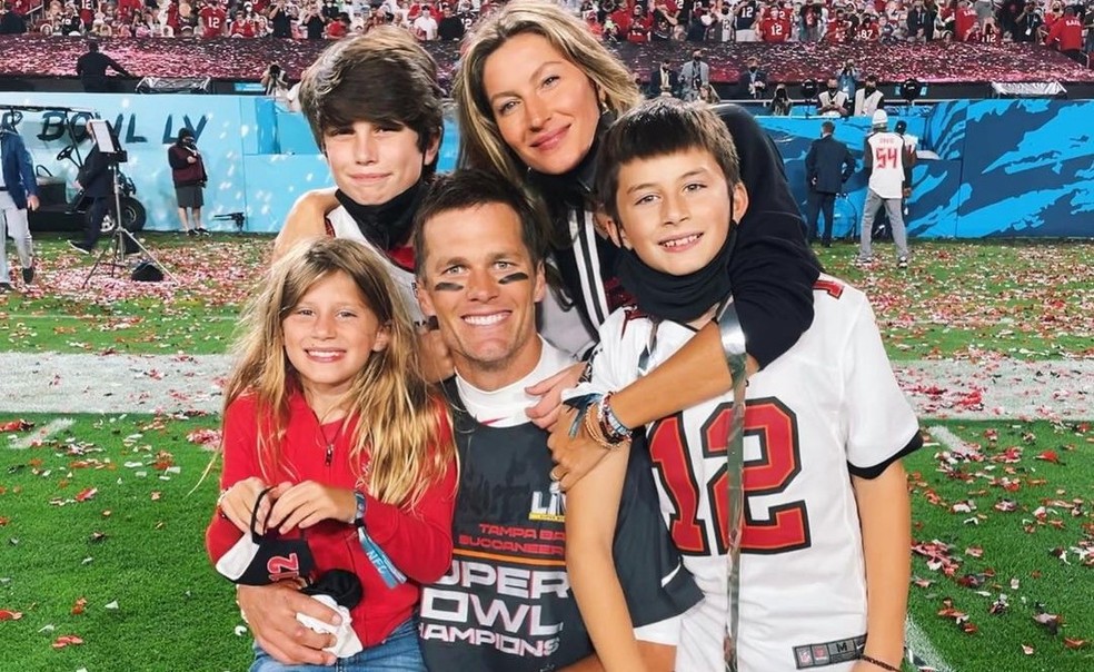 Tom Brady com a ex-esposa, Gisele Bündchen, e seus três filhos — Foto: Reprodução/Instagram