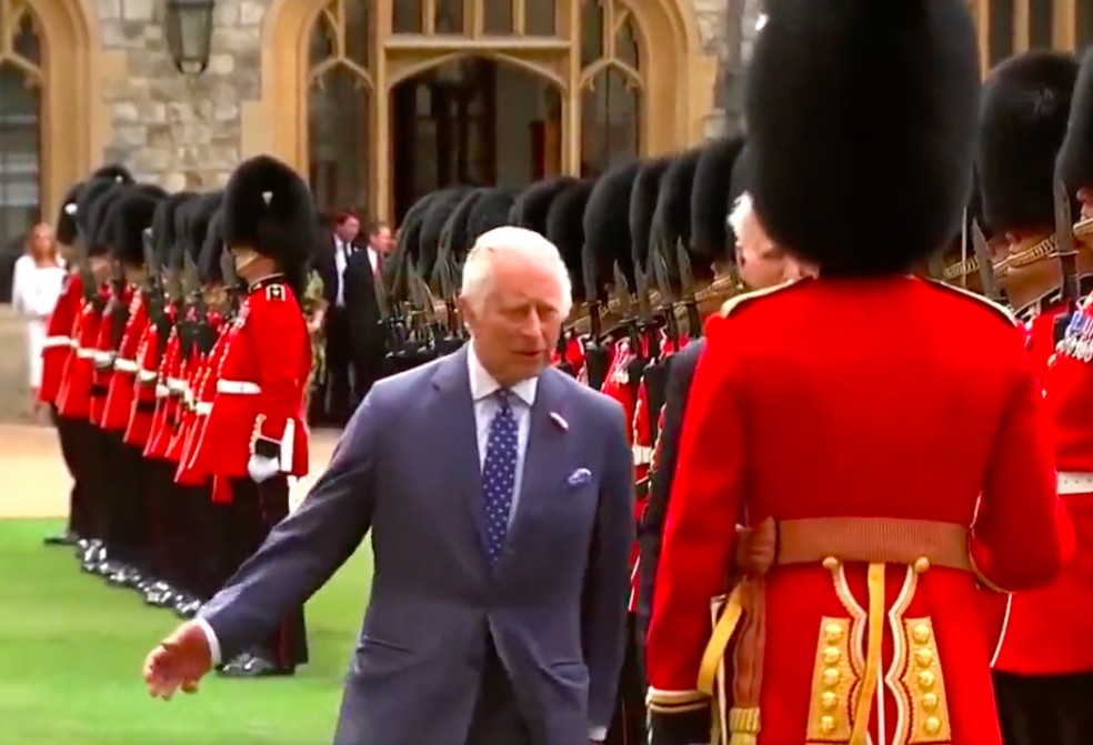 O Rei Charles III irritado com um guarda durante visita de Joe Biden, presidente dos EUA, ao Reino Unido — Foto: Twitter