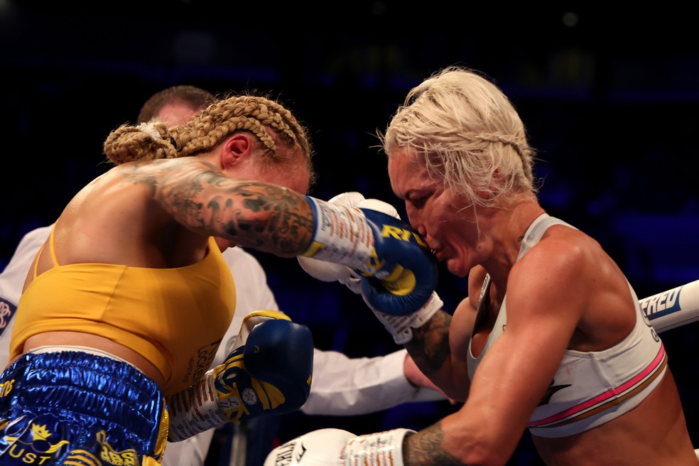 Registro da luta entre Ebanie Bridges e Shannon O'Connell em Leeds — Foto: Getty Images