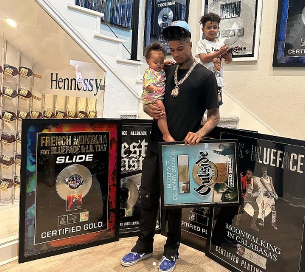 O rapper Blueface com seus filhos — Foto: Instagram