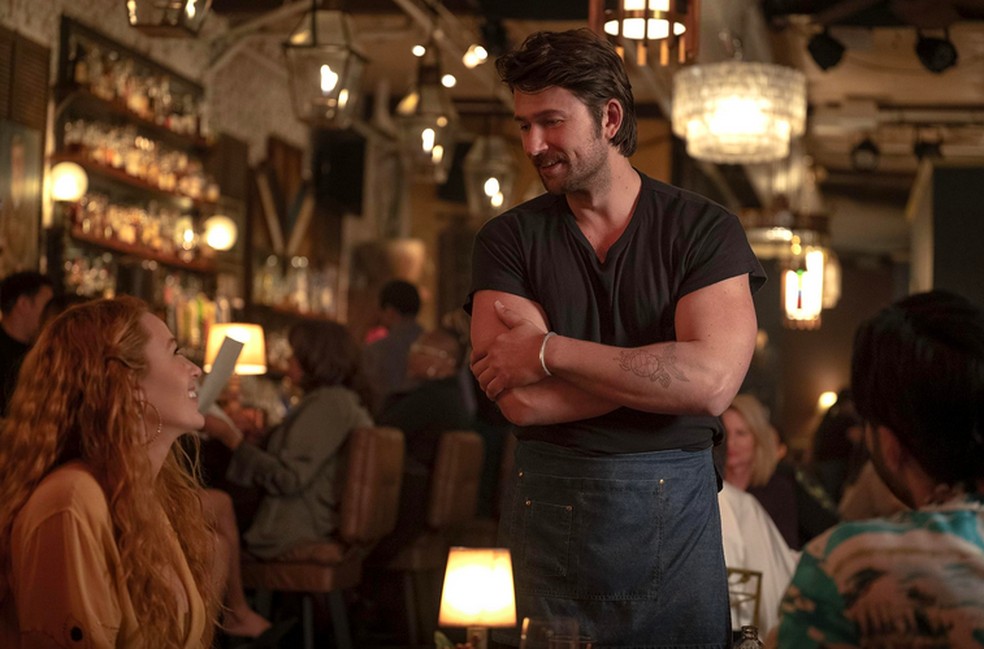 Blake Lively e Brandon Sklenar em É Assim que Tudo Acaba (2024) — Foto: Reprodução