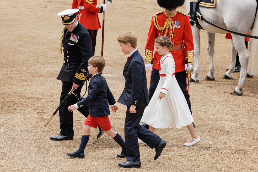 Os filhos do Príncipe William e da Princesa Kate Middleton: Príncipe George (bermuda vermelha), Príncipe George (calça) e Princesa Charlotte — Foto: Getty Images