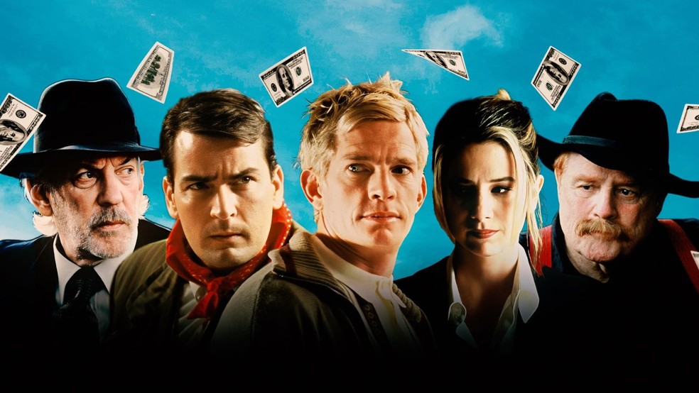 Charlie Sheen (segundo da esquerda) e Mira Sorvino (segunda da direita) em material de divulgação com o elenco principal de 'Loucos por Dinheiro' (1998) — Foto: Reprodução