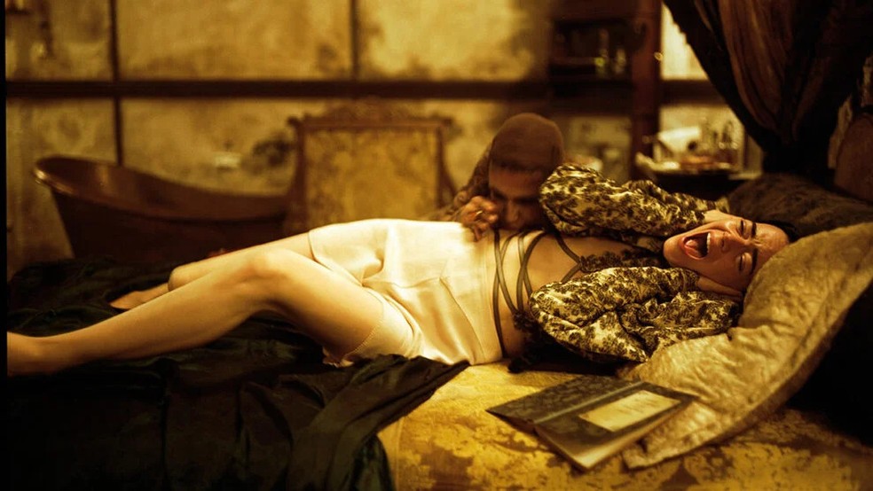 Emma Stone em Pobres Criaturas — Foto: Divulgação