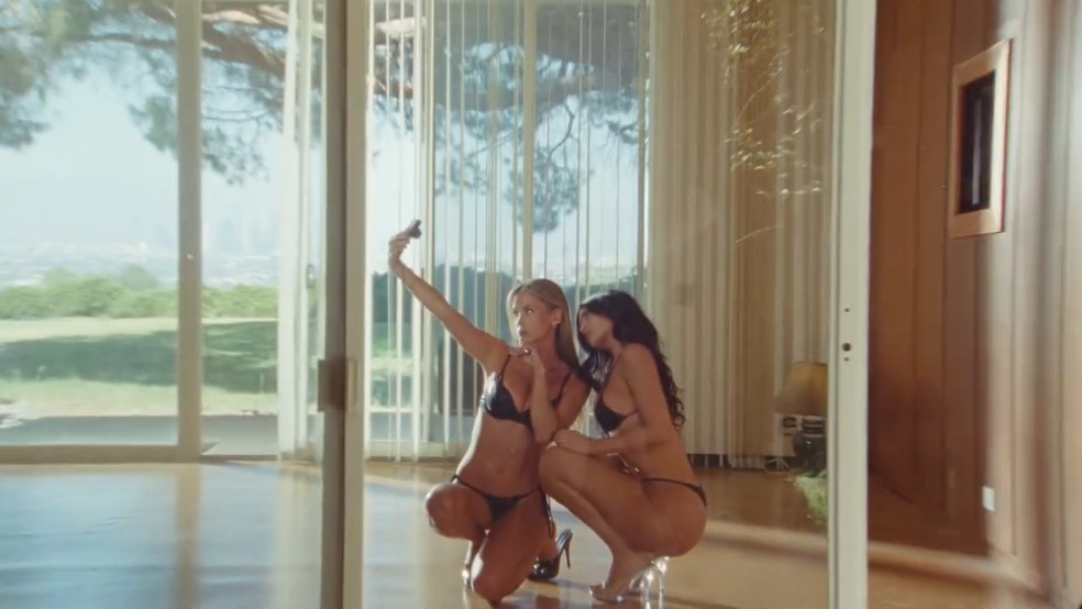 Kylie Jenner e Francesca Aiello em ensaio quente para divulgar colaboração entre marcas — Foto: Reprodução/Instagram