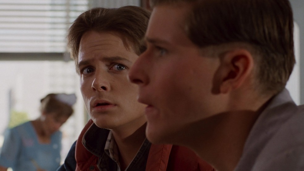 Michael J. Fox and Crispin Glover in a scene from the classic 'Back to the Future' (1985) — Photo: Disclosure