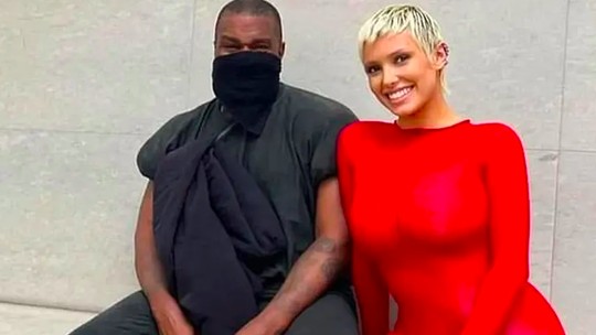 Bianca Censori, nova esposa de Kanye West, é filha de criminoso italiano barra-pesada, revela jornal