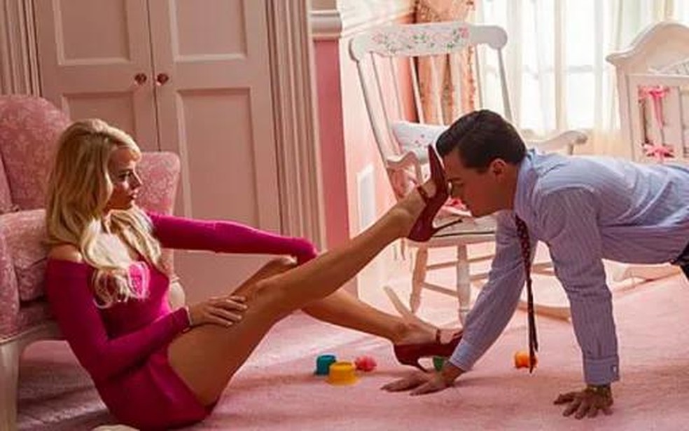 Por que Margot Robbie bateu o pé para ficar completamente nua em cena de filme com DiCaprio — Foto: Monet