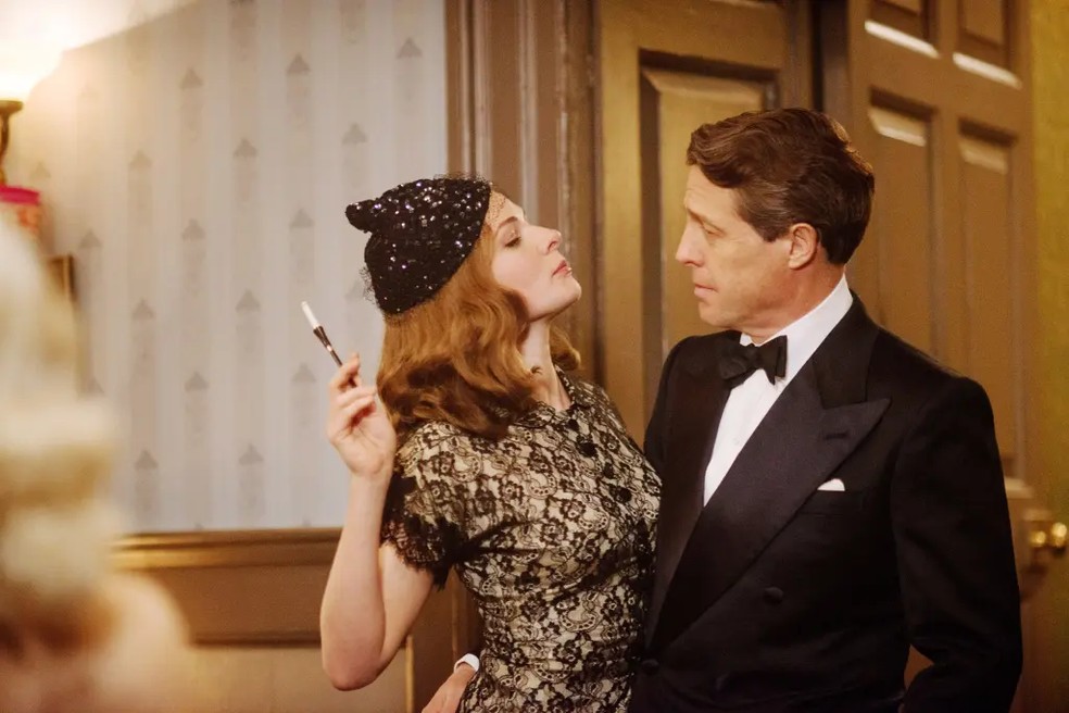 Rebecca Ferguson e Hugh Grant em 'Florence — Quem É Essa Mulher?' (2016). — Foto: Reprodução