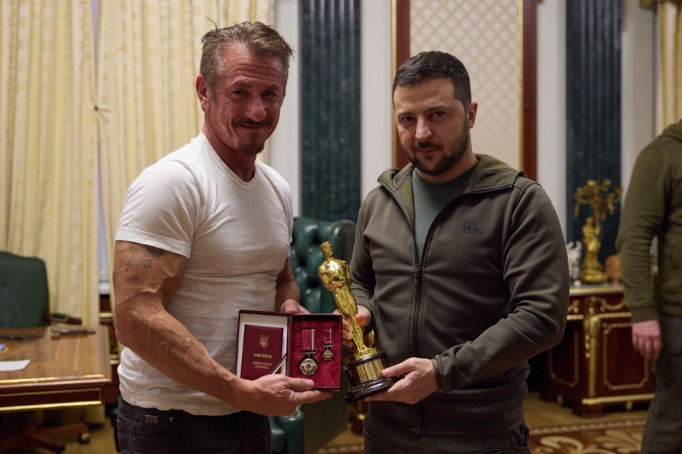 O encontro no qual o ator Sean Penn deu uma de suas estatuetas do Oscar para o presidente ucraniano Vladimir Zelensky, em Kiev, em 8 de novembro de 2022 — Foto: UKRAINIAN PRESIDENCY/HANDOUT/Getty Images