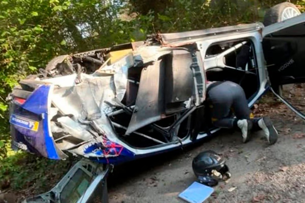 Carro de Jos Verstappen ficou completamente destruído — Foto: reprodução/X