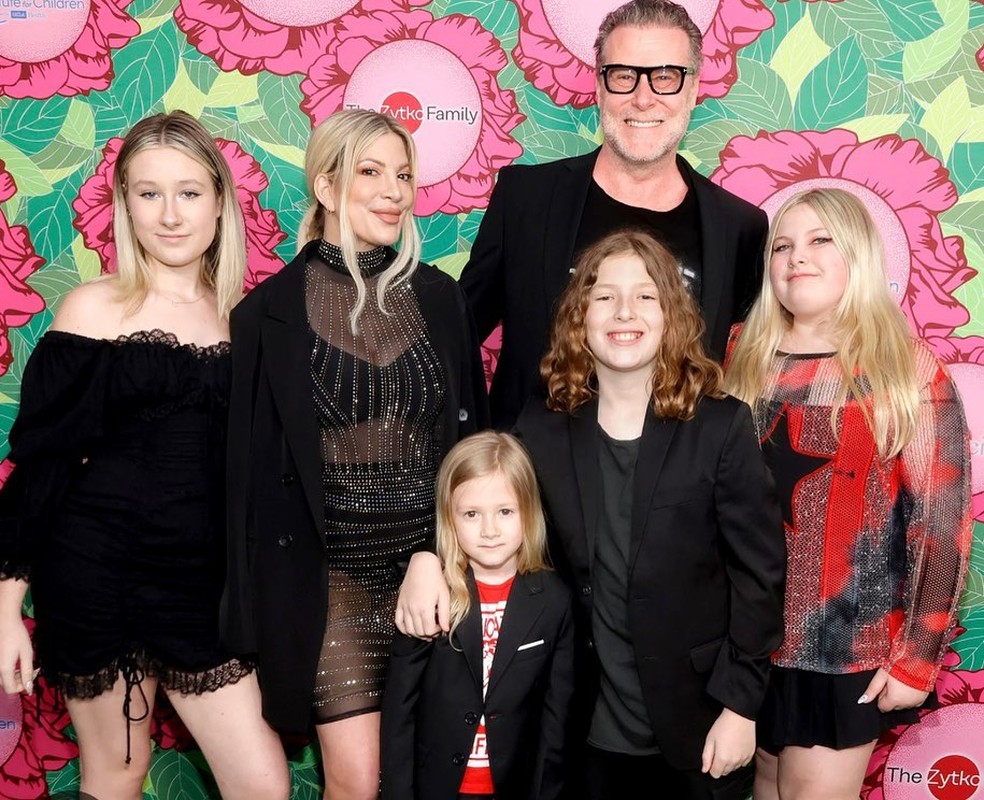 O ator Dean McDermott com a ex-esposa, Tori Spelling, e os filhos — Foto: Reprodução/Instagram