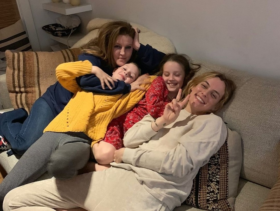 Riley Keough, as irmãs Finley e Harper e a mãe Lisa Marie Presley — Foto: reprodução/instagram