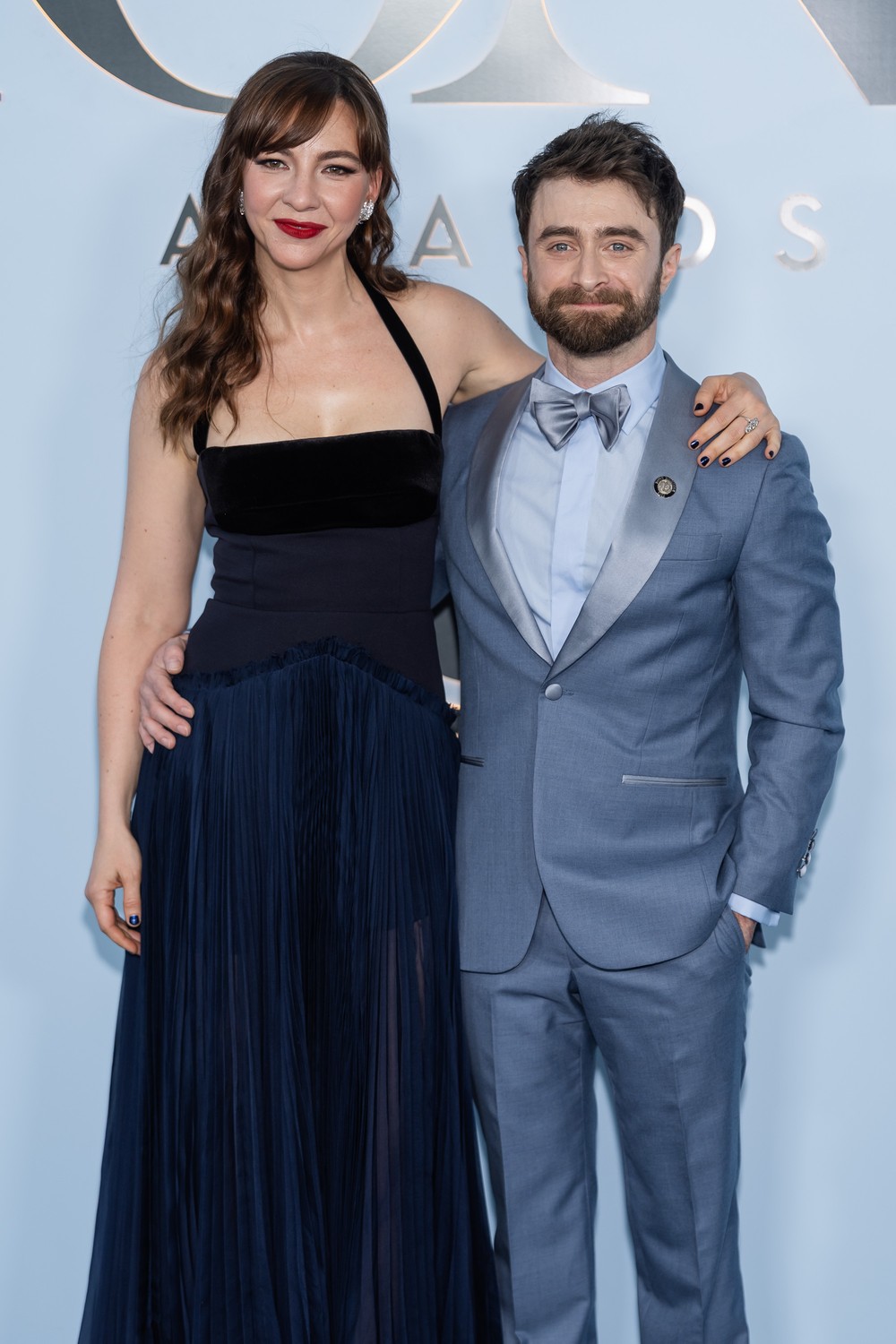 Daniel Radcliffe e namorada 'altona' posam em red carpet de premiação e ...