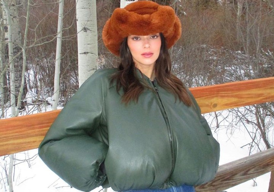 Kendall Jenner posa com casaco de 41 mil reais e é comparada a escroto