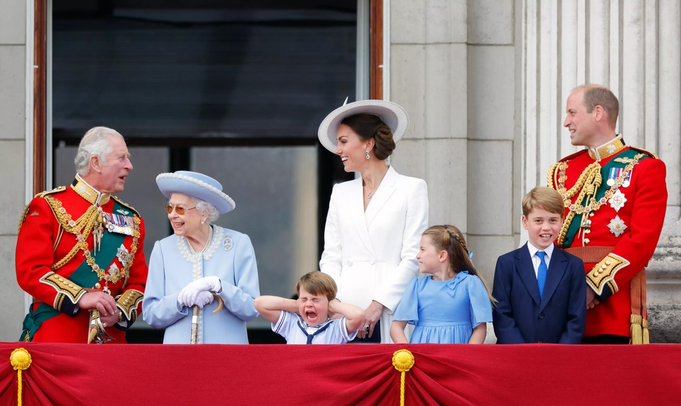 O príncipe Louis com a família real britânica (rei Charles III, rainha Elizabeth II, Kate Middleton, príncipe William, princesa Charlotte e príncipe George) durante as comemorações do Jubileu de Platina da rainha Elizabeth II em junho de 2022 — Foto: Getty Images