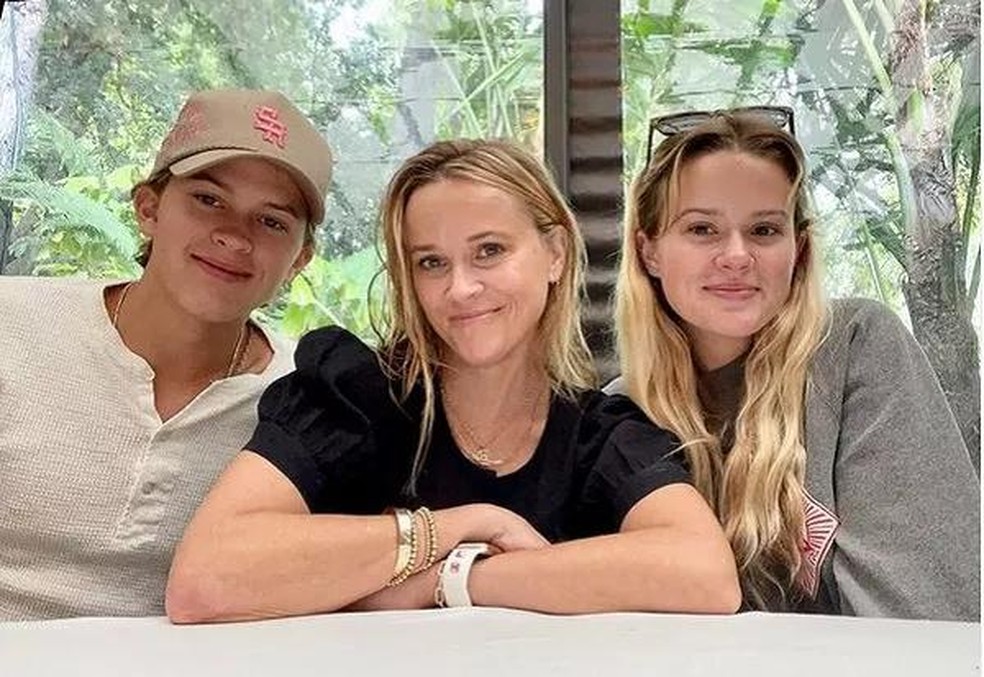 A atriz Reese Witherspoon com os dois filhos mais velhos (Foto: Instagram) — Foto: Monet