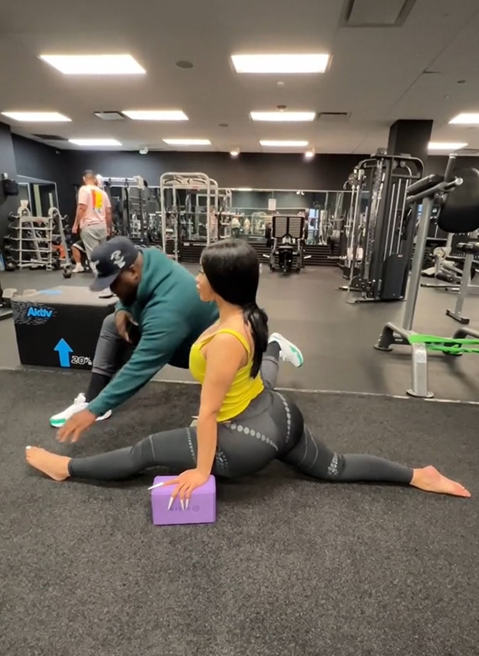 Cardi B tem dado duro na academia em 2023 para reconquistar resistência física e flexibilidade que tinha anos atrás — Foto: Instagram