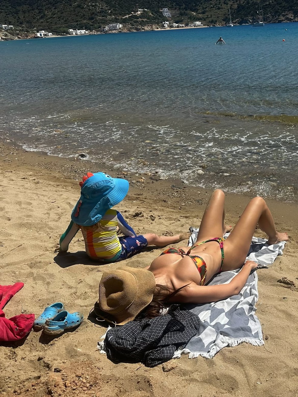 Emily Ratajkowski com o filho na praia — Foto: Reprodução/Instagram