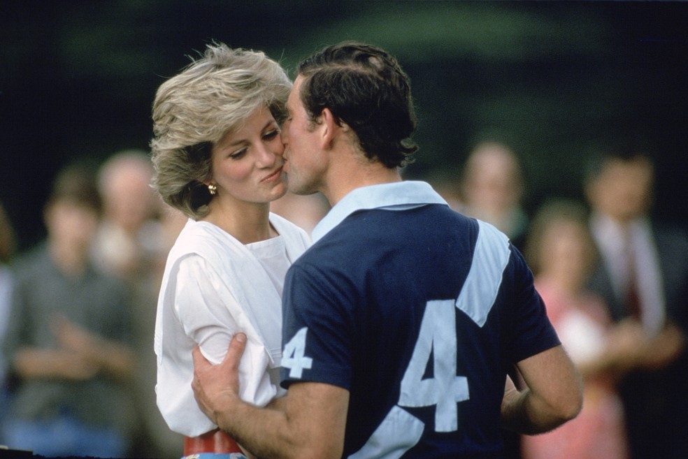 O então Príncipe Charles beijando a Princesa Diana (1961-1997) após partida de polo em junho de 1985 — Foto: Getty Images