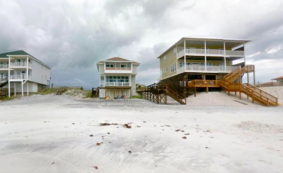 A casa do músico Brian Littrell (no meio) em Santa Rosa Beach, no estado norte-americano da Flórida — Foto: Reprodução