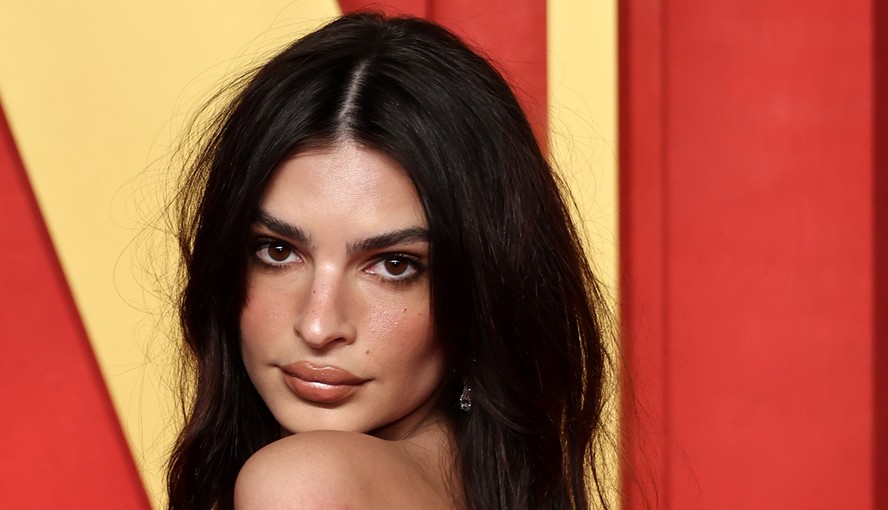 Emily Ratajkowski aparece só de tanguinha torta em férias com namorado ...