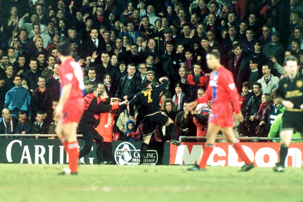 Eric Cantona agredindo torcedor do Crystal Palace em 1995 — Foto: Getty Images